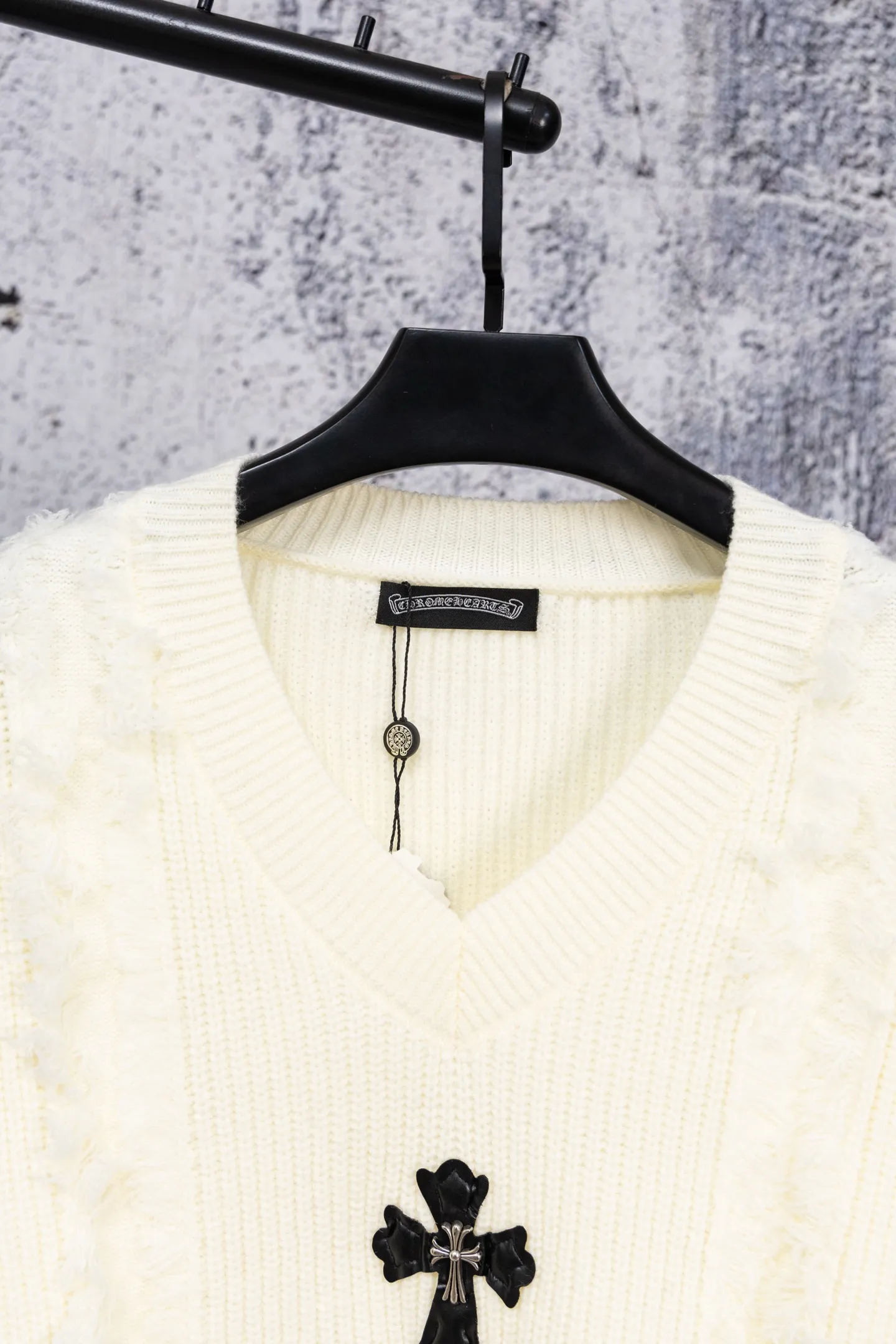 P280 Chrome Hearts CH Chrome Hearts 2026 new style, super heavy-duty Chrome Hearts large sweater with a cross atmosphere, thick stitched round neck patchwork sweater, soft and comfortable fabric, no skin-pricking feeling, loose, comfortable and stylish, warm and high-end to wear, the appearance can easily beat all versions on the market, you will definitely not be able to put it down when you get the real thing, the skin-to-skin feeling is very real! The iconic brand logo decoration on the chest, the pattern is detailed and clear, the craftsmanship is exquisite and perfect, exuding temperament, charm and luxury, and the fashionable atmosphere is overwhelming! A super versatile and durable knitted sweater, the upper body is very fashionable and age-reducing. It is perfect regardless of age or gender. It can be easily controlled by any figure. It is very eye-catching whether worn alone or layered, making you easily become the focus of the crowd! Color: White Size: M L XL